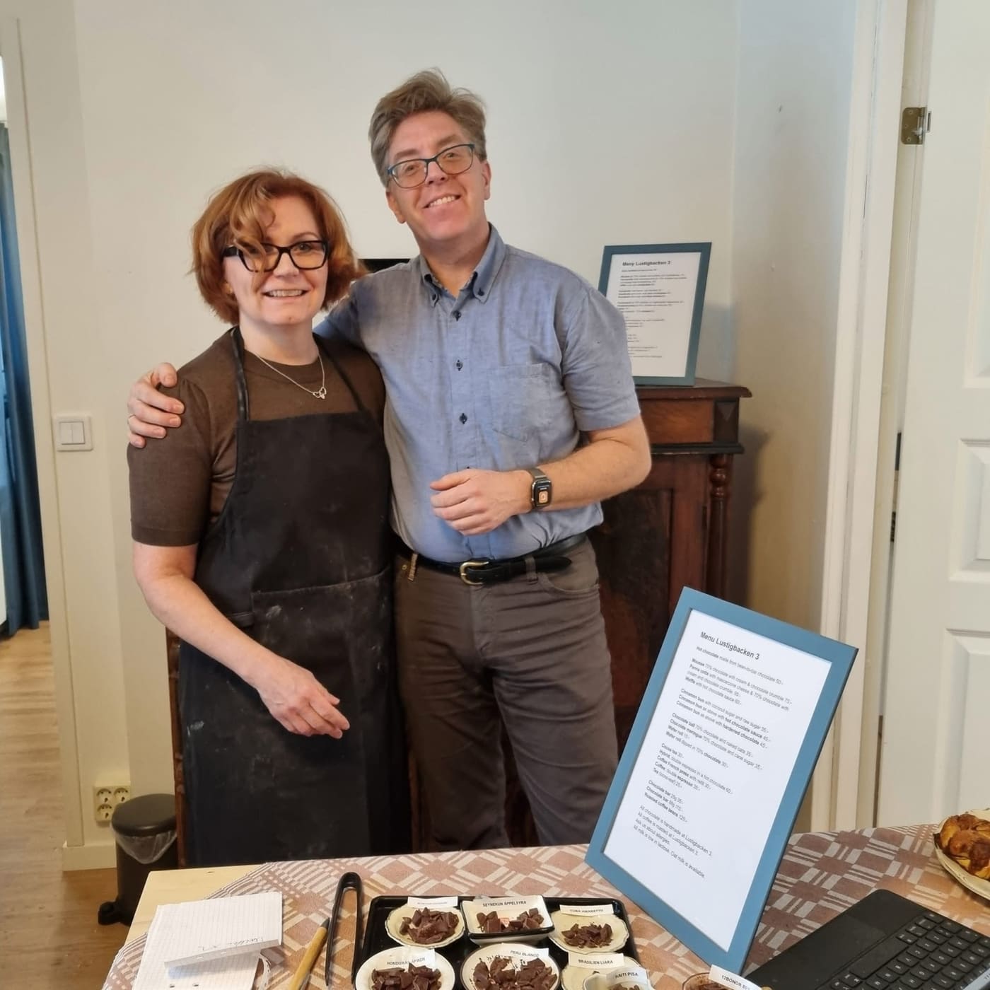 Agneta Hedenström and Peter Parnes behind the counter at Lustigbacken 3.